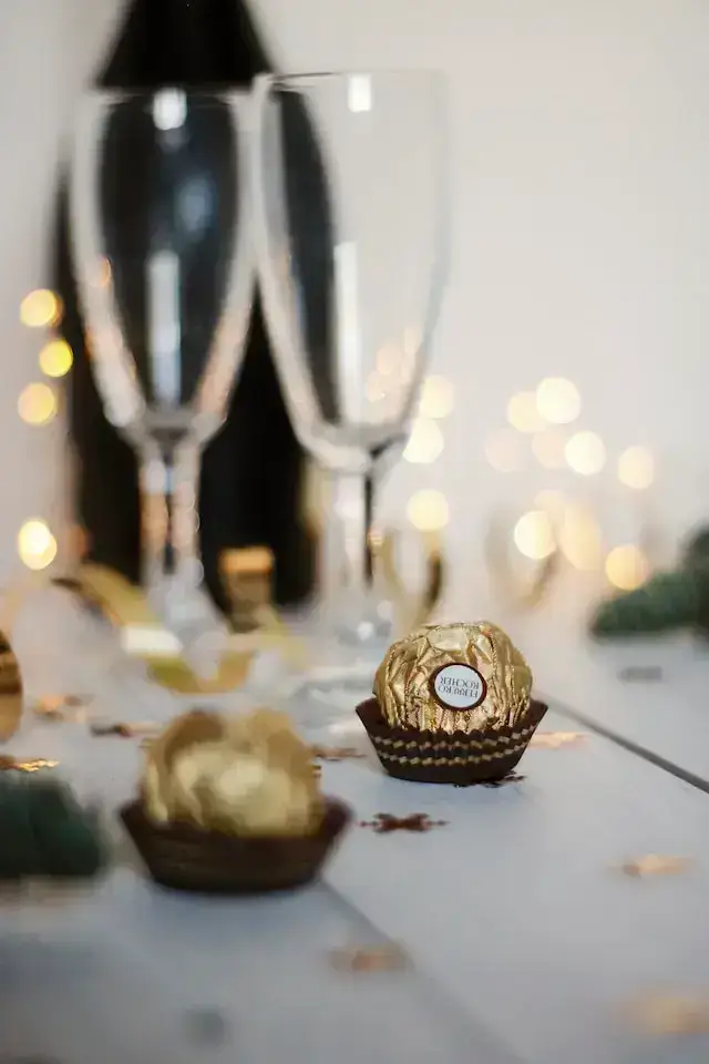 Highlighting festive features and creating desire for a product during holidays