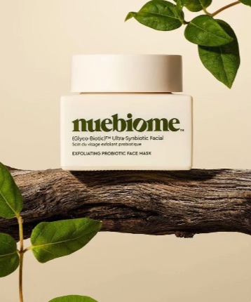 Cosmetics jar rendered by ProductAI